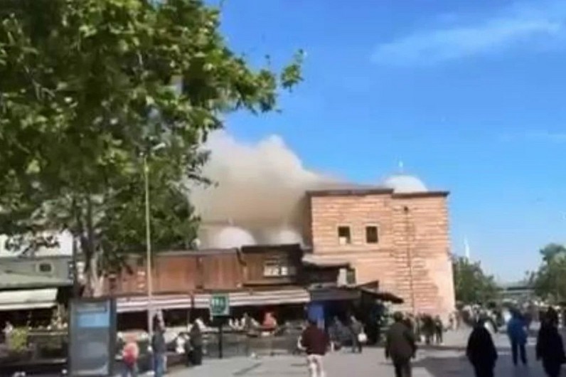 В центре Стамбула пожар: горит исторический Египетский рынок