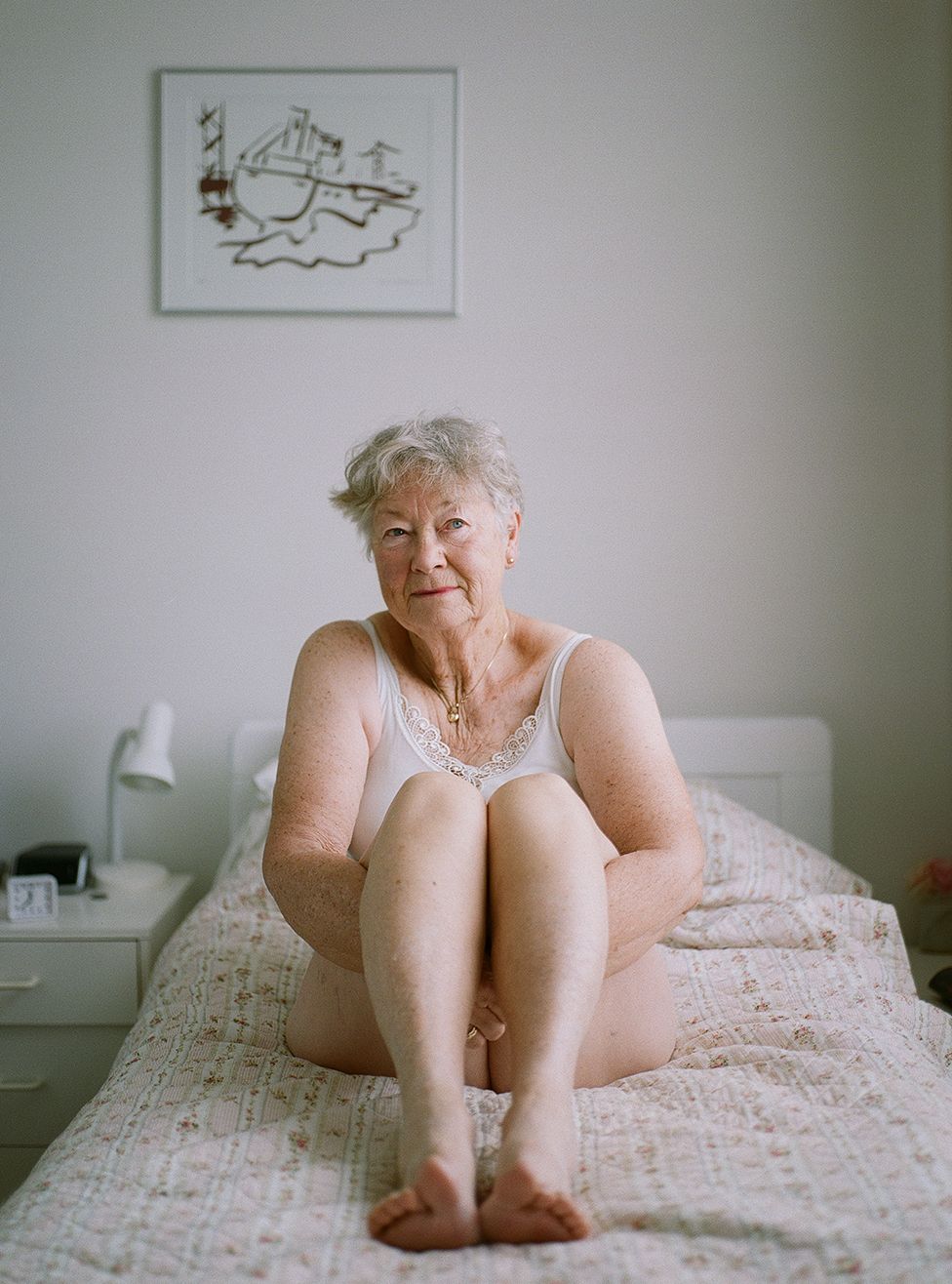 Обнаженная старая женщина – домашняя фотосессия 