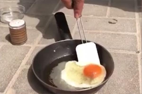 Приготовление яичницы на раскаленном тротуаре в Дубае сняли на видео