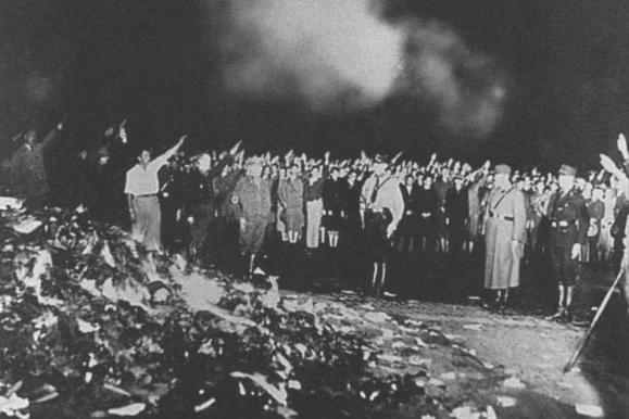 В Баку Библию выбросили в мусорное ведро, что напомнило сжигание книг нацистами: Лапшин