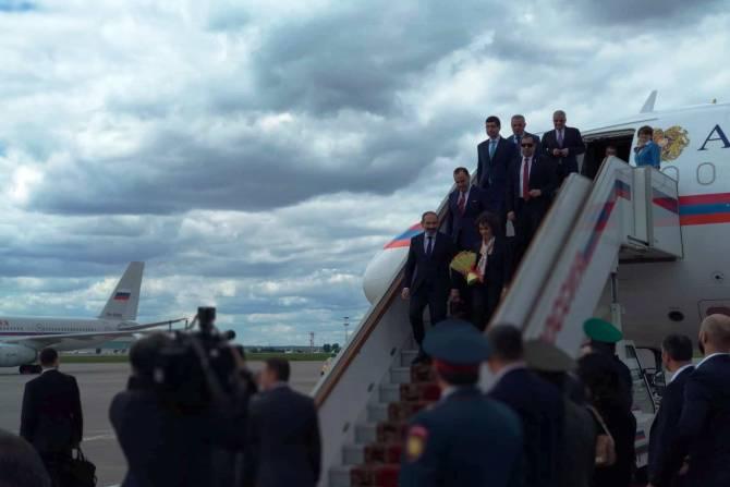 Премьер-министр Армении Никол Пашинян прибыл в Москву: в церемонии приветствия – символическое фото с волчонком Забивакой