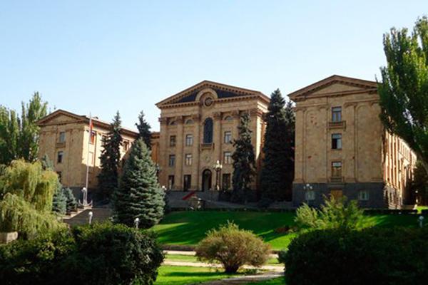 Поступил сигнал о бомбе, заложенной в здании парламента Армении