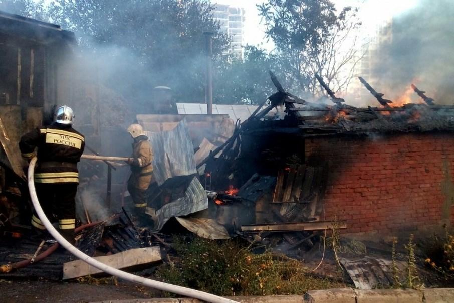 В Ростове-на-Дону пожар охватил 12 домов: Спасатели эвакуировали около 300 человек 