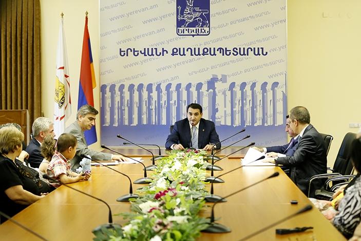 Вице-мэр Еревана обещал предоставить новые квартиры жильцам аварийного здания по адресу ул. Арцаха, 4-ый переулок