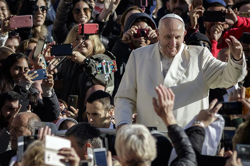 Папа Франциск призвал верующих во время мессы возносить к небу сердца, а не смартфоны