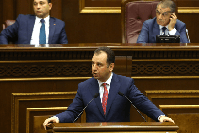 Парламент Армении одобрил в первом чтении законопроект об отчислениях по 1 тыс. драмов в пользу военнослужащих