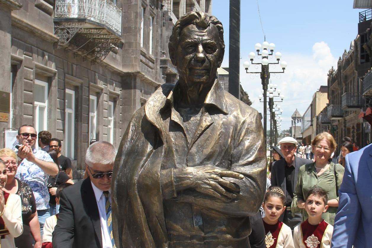 Գյումրիում բացվել է Քըրք Քըրքորյանի հուշարձանը