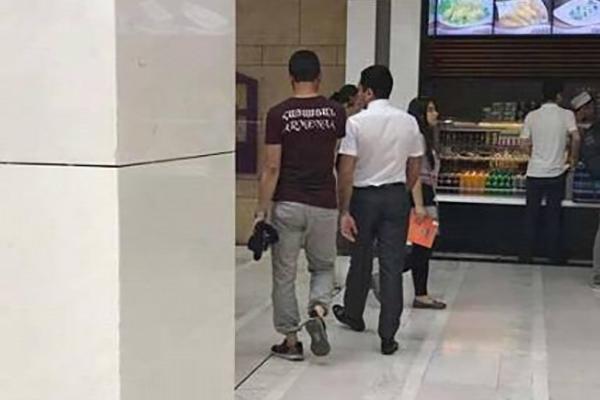 В Баку иранский турист прогулялся по 28 Mall в майке с надписью «Армения»
