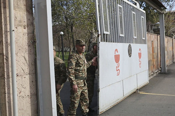 В состоянии раненных в Арцахе военнослужащих наблюдается положительная динамика: двое из них перевезены в Ереван