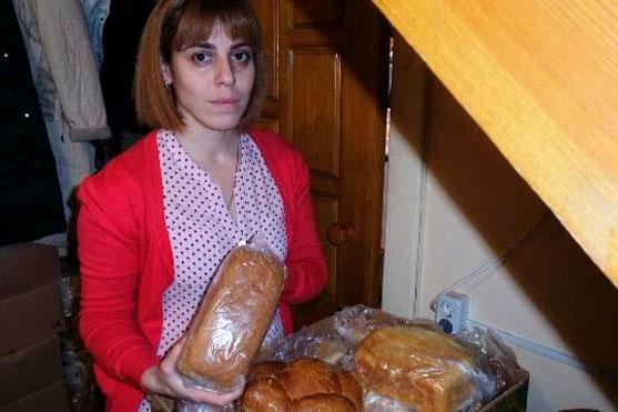 Армянка бесплатно раздает хлеб пенсионерам российской глубинки