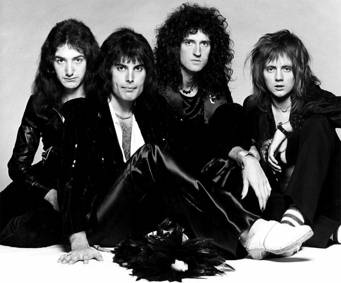 Queen band. Рок группа Квин. Queen 1975. Queen 1973. Квин рапсодия.