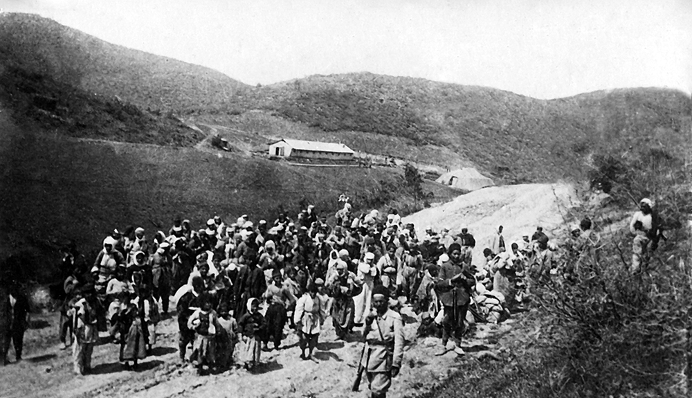 Депортированные армяне. Геноцид армянского народа 1915. Резня армян в Турции в 1915.