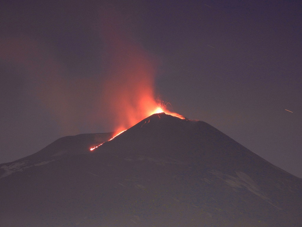 Действует ли вулкан этна. Этна вулкан склон. Вулкан на Сицилии. Вулканические обсерватории. Подъем на вулкан Этна в 2024.
