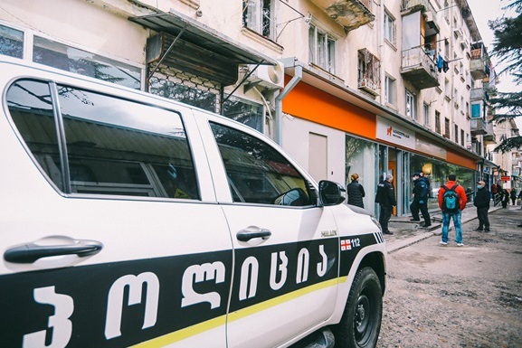 Вооруженный грабитель захватил филиал Банка Грузии в Кутаиси и требует выкуп