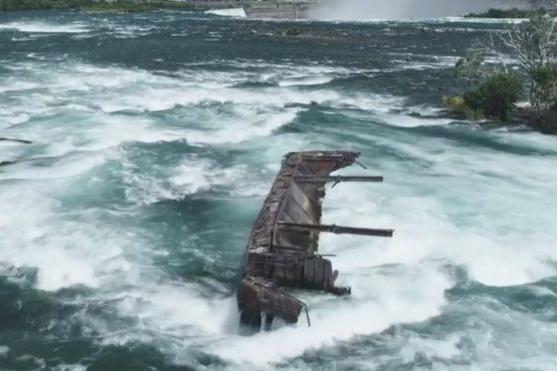 Затонувшая более ста лет назад баржа сползает в Ниагарский водопад