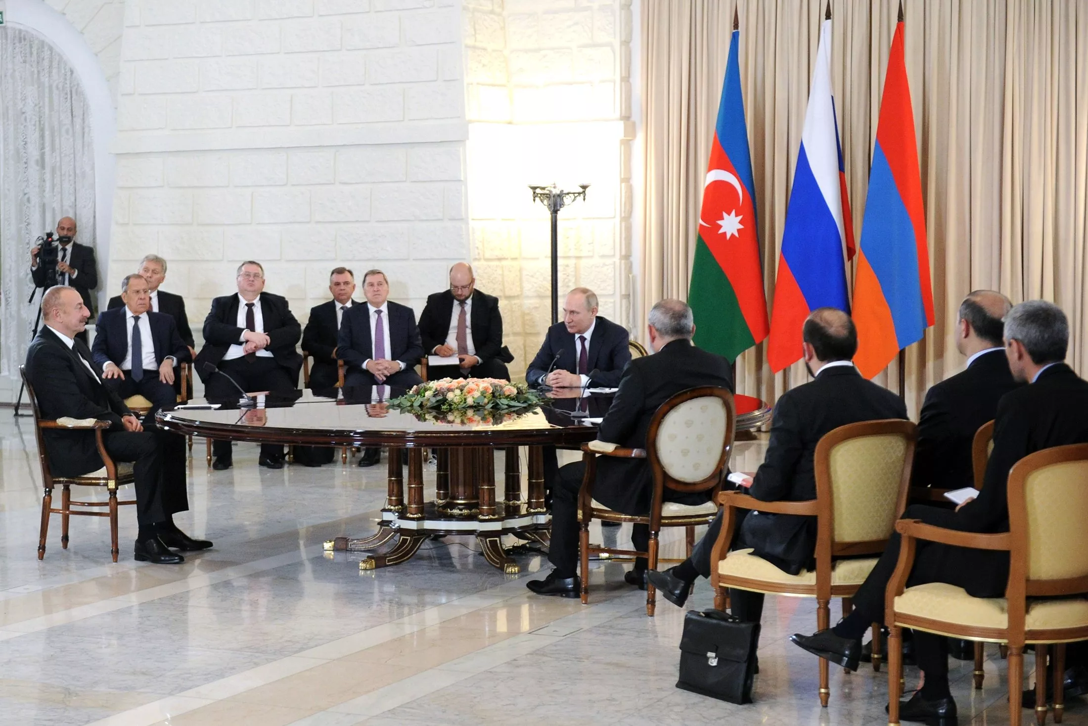 Путин: Мирного договора между Ереваном и Баку пока нет
