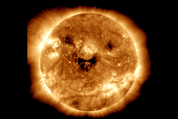 Обсерватория солнечной динамики НАСА запечатлела «улыбку» Солнца