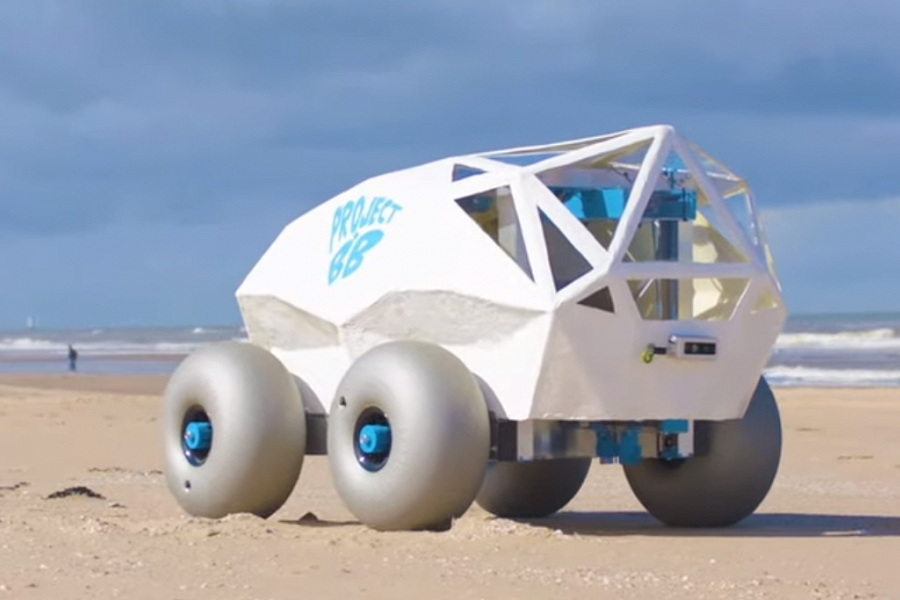 Новый робот-уборщик находит окурки и убирает их с пляжей