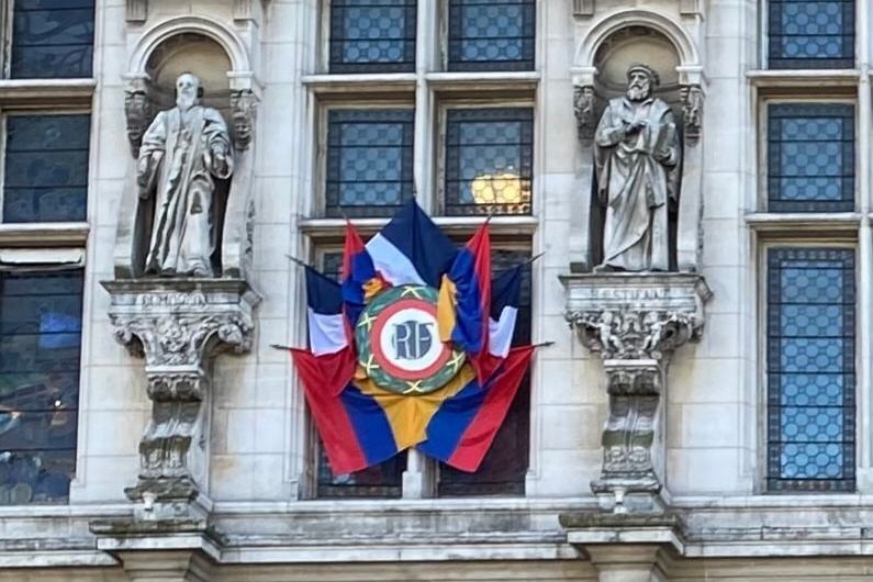 В знак солидарности с Арменией над мэрией Парижа поднят армянский триколор