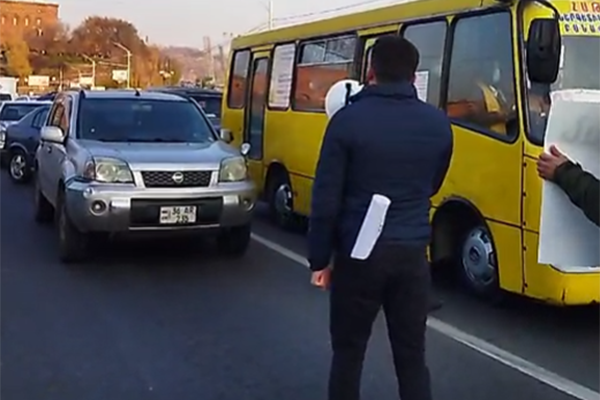 В Ереване начались акции протеста: граждане перекрывают ряд улиц