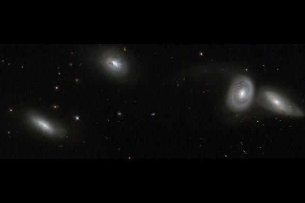 Астрономы обнаружили скопление из четырех галактик с необычными свойствами