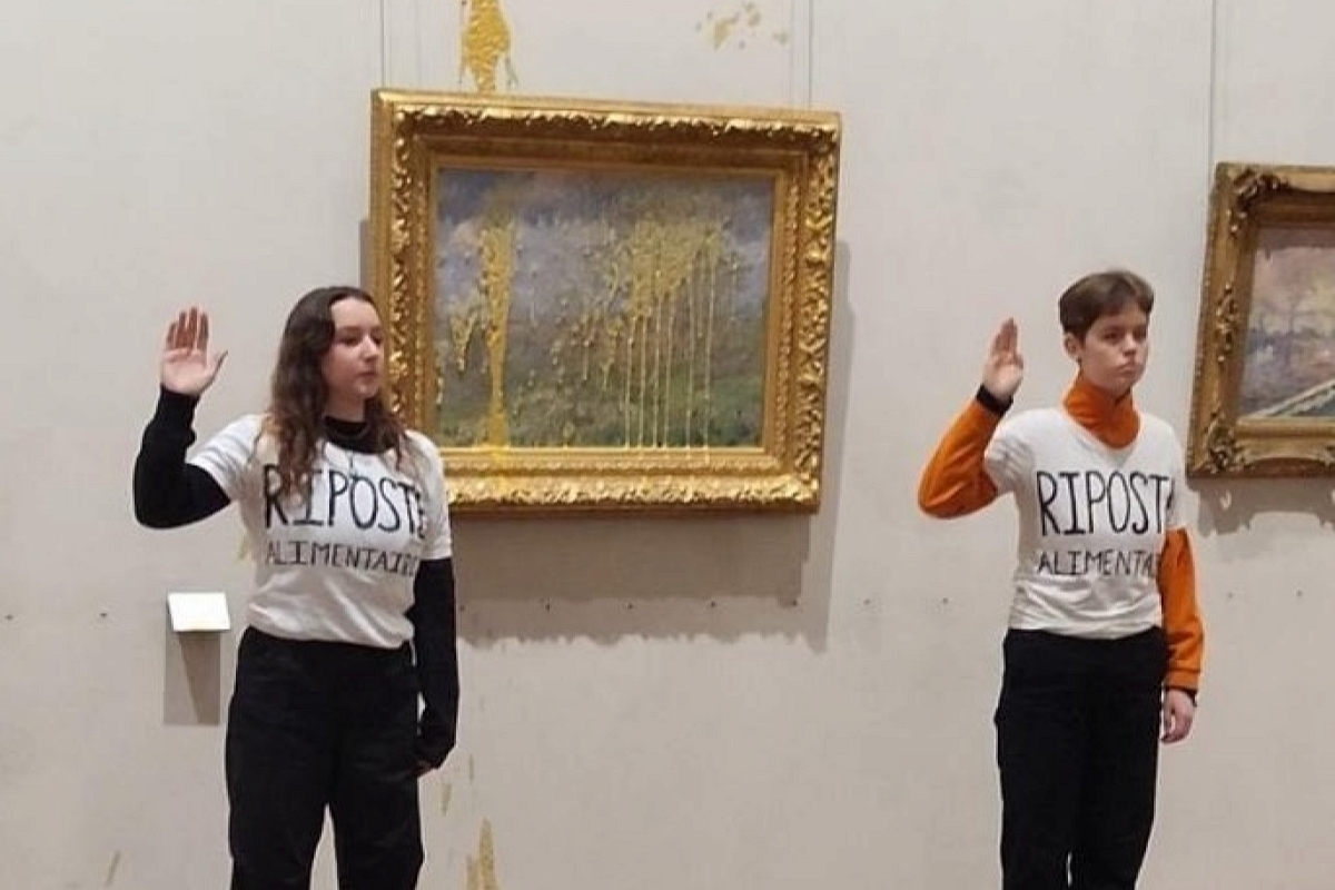 Во Франции экоактивистки облили супом картину Клода Моне «Весна»: ранее так же пострадала и Мона Лиза 