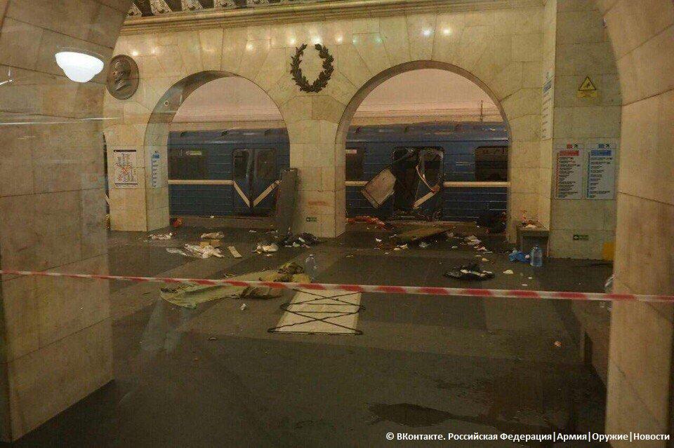 При взрывах в петербургском метро пострадали 50 человек