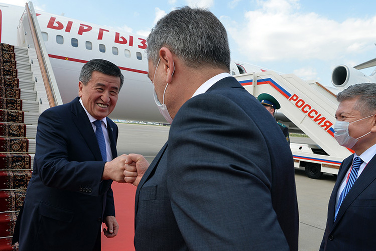 Президент Киргизии не попал на парад Победы: по прилету в Москву у членов его делегации выявили коронавирус