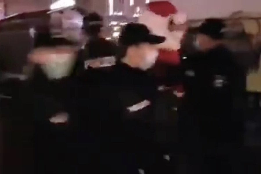 Санта-Клауса арестовали за отказ надеть маску на рождественской ярмарке в Германии