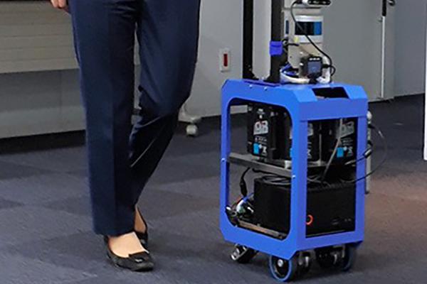Для людей, имеющий проблемы со зрением: в Японии создали робота-поводыря, который внешне похож на чемодан