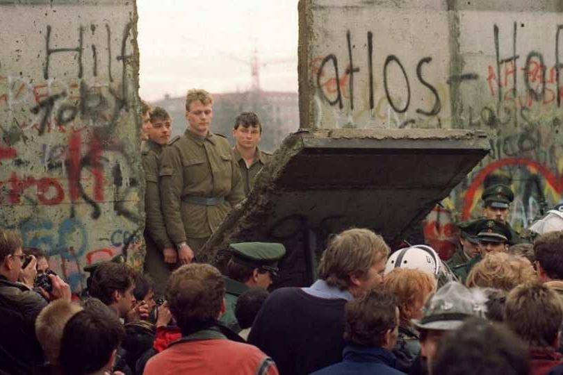 Интересно знать: как и почему пала Берлинская стена