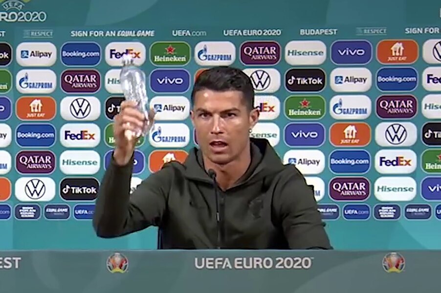 Из-за Роналду и не только: в УЕФА потребовали от футболистов не убирать напитки спонсоров Евро-2020 на пресс-конференциях