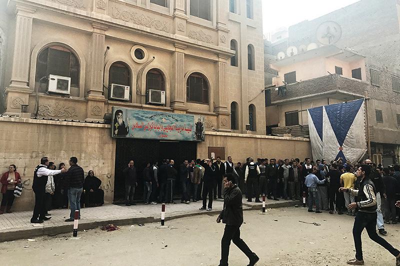 Вооруженные боевики попытались прорваться в церковь коптов под Каиром, есть погибшие