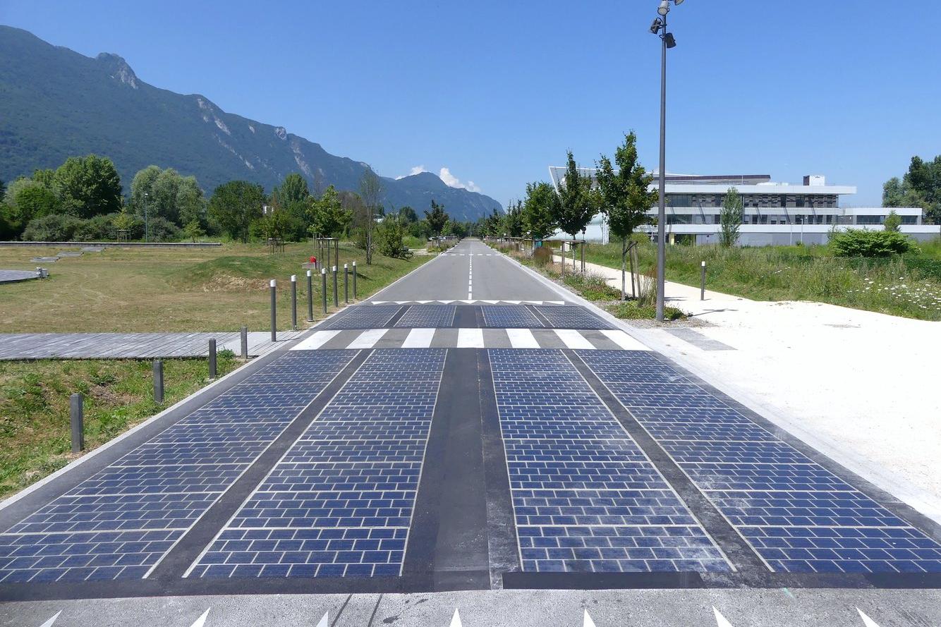 Провальный проект: во Франции первая в мире дорога из солнечных батарей развалилась через 3 года после открытия