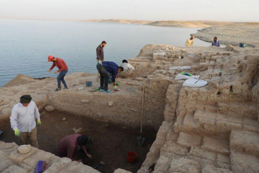 Снижение уровня воды в водохранилище в окрестностях иракского Мосула обнажило руины древней крепости 