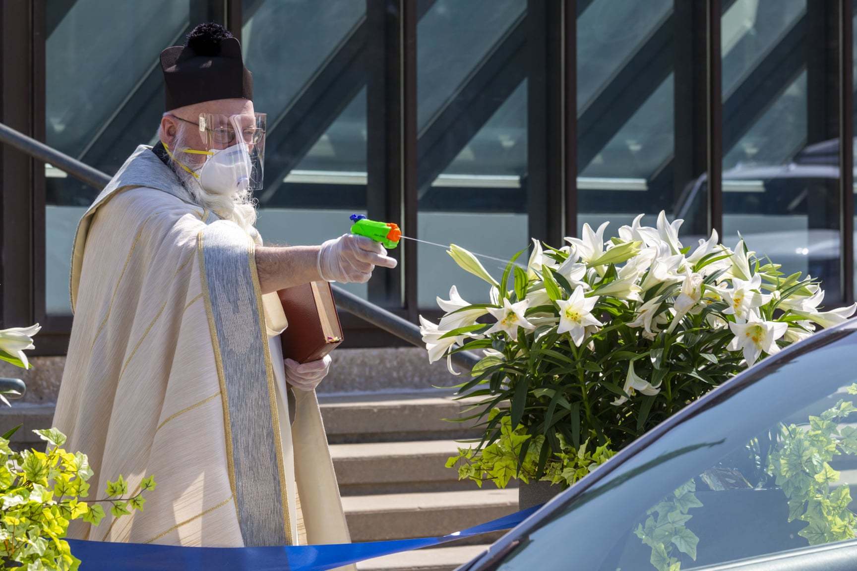 Не только безопасно, но и весело: священник освятил еду из водного пистолета