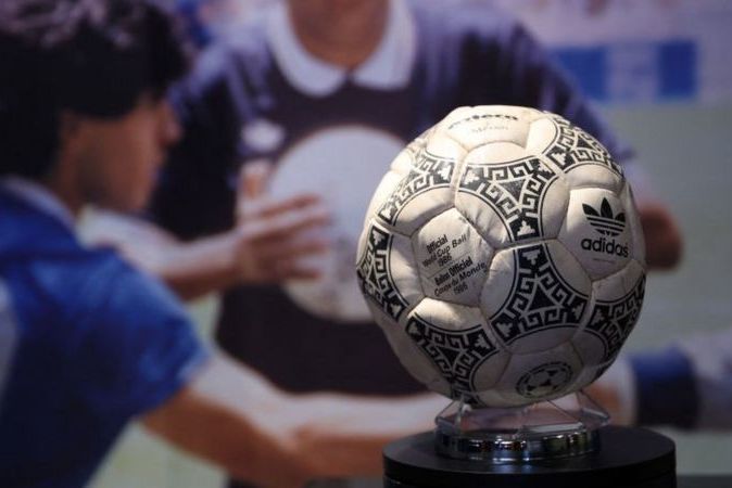 Мяч, который Диего Марадона «рукой бога» забил в ворота сборной Англии на ЧМ 1986 года, продан за 2,4 млн долларов