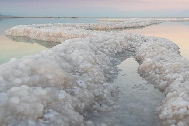 Ученые раскрыли секрет «солевых дождей» в Мертвом море
