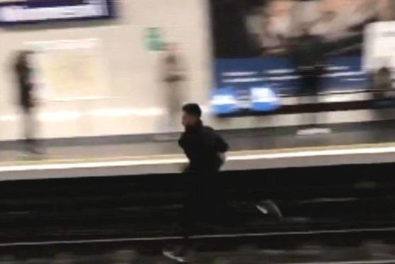 Был готов умереть от удара током за проезд, который стоит 1.90 евро: в  парижском метро безбилетник сбежал от контролера по рельсам 