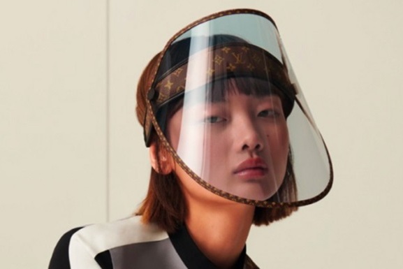Для любителей дорогих брендов: Louis Vuitton выпустил защитные щиты для лица за 960 долларов
