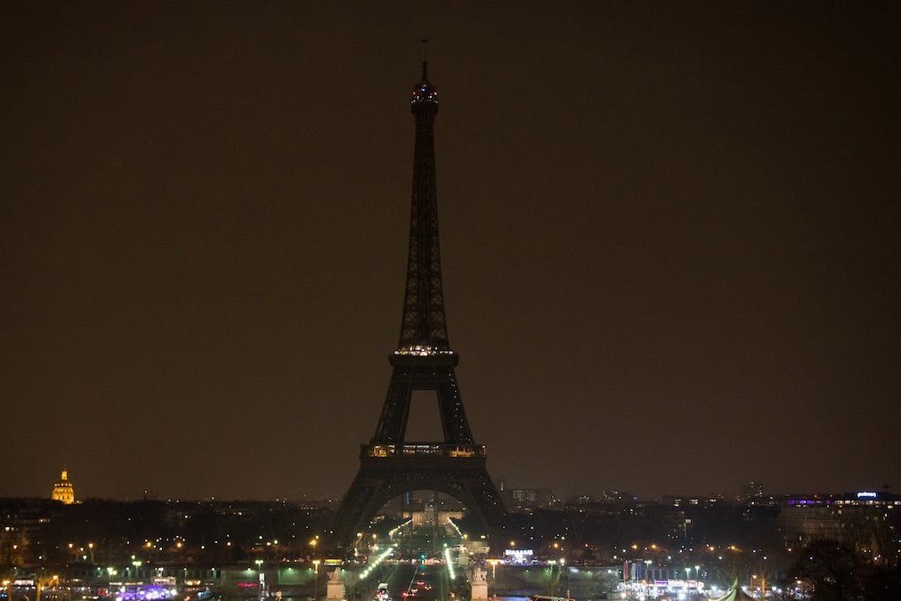 Эйфелева башня погаснет в полночь в память о жертвах взрывов в Бейруте