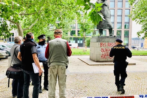 В Праге осквернили памятник Уинстону Черчиллю: вандалы оставили на постаменте надписи «Был расистом» и «Жизни чернокожих имеют значение»