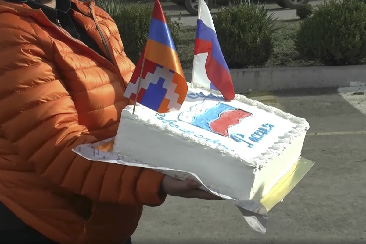 Քաղցրեղեն և մրգեր արցախցիներից՝ իրենց անվտանգության երաշխավոր ռուս խաղաղապահներին