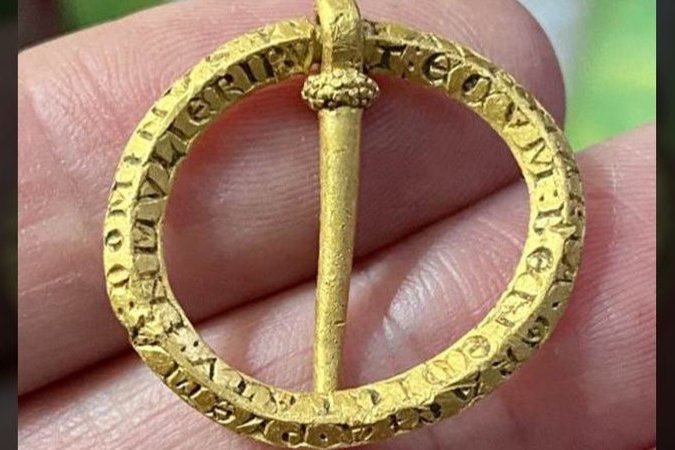 В Англии обнаружили уникальную золотую брошь, на которой выгравированы «волшебные» слова для защиты от болезней