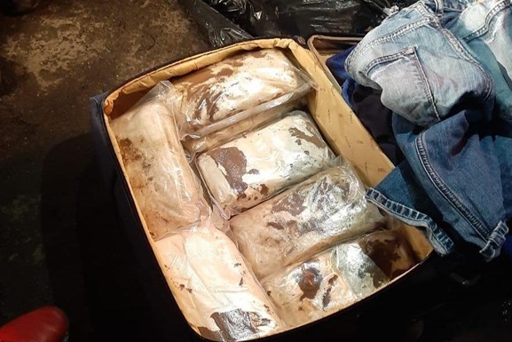 Полицейские, думая, что арестовали партию наркотиков на один миллион евро, изъяли... клубничные конфеты 