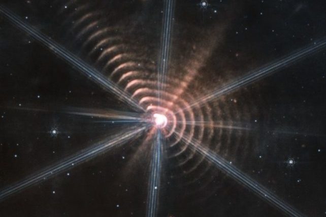 Телескоп Джеймс Уэбб сделал снимок необычной звезды