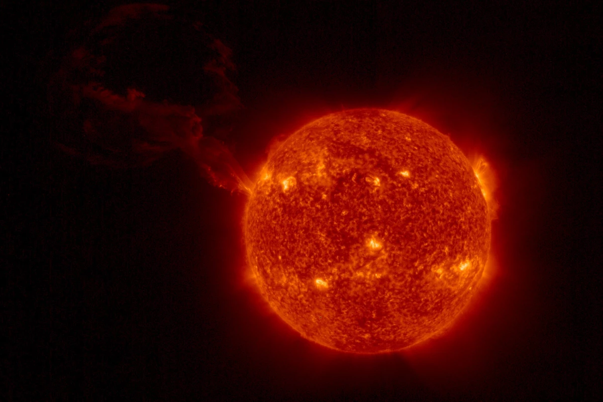 Космический аппарат Solar Orbiter запечатлел гигантское извержение на Солнце