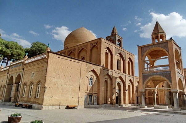 История одного шедевра: Ванкский собор в Исфахане лаконичен снаружи, и богат по внутреннему убранству