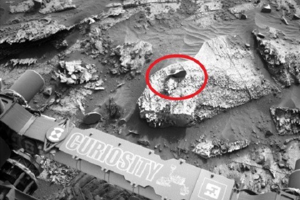 Марсоход Curiosity сфотографировал странный камень на Красной планете