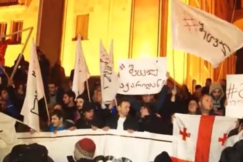 Против протестующих в Тбилиси применили водометы, они освистали президента Грузии на выходе из кафе